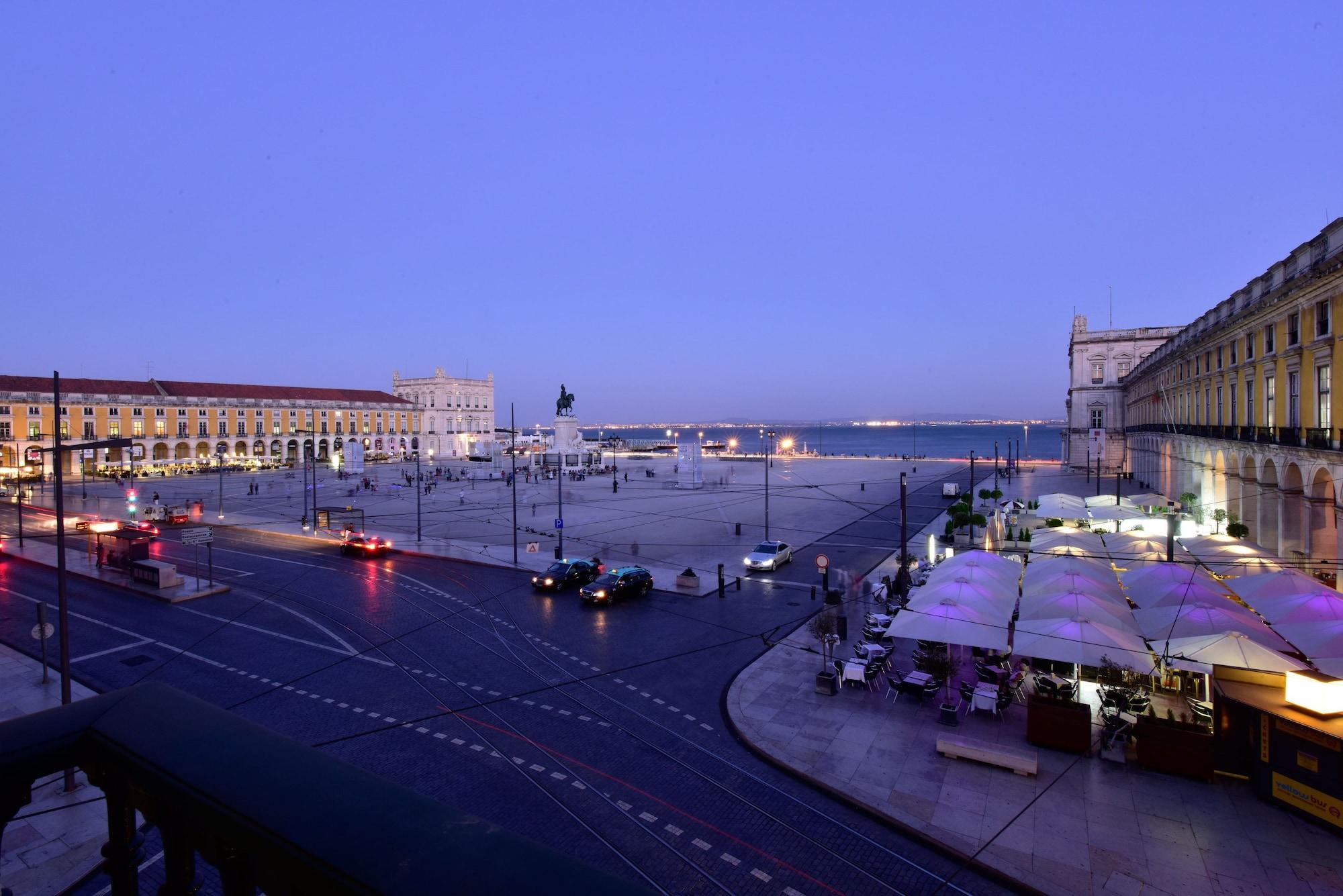 Pousada De Lisboa - Small Luxury Hotels Of The World Dış mekan fotoğraf The Praça do Comércio at night