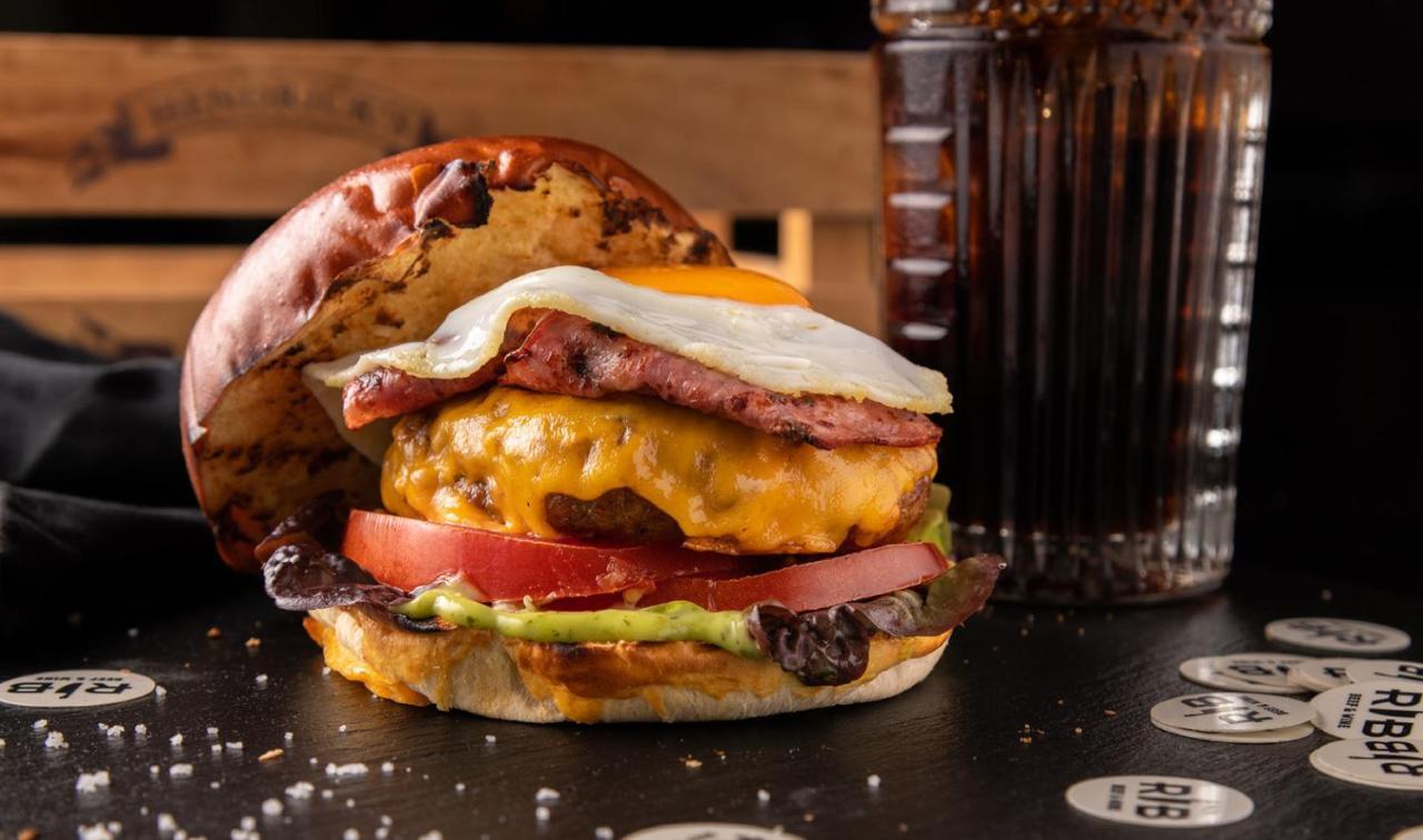 Pousada De Lisboa - Small Luxury Hotels Of The World Dış mekan fotoğraf A cheeseburger with bacon and egg